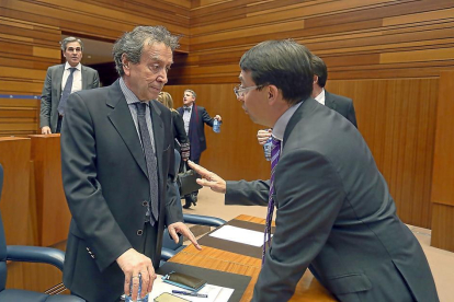 De Santiago-Juaréz y Fernando Pablos. antes de empezar el Pleno-ICAL
