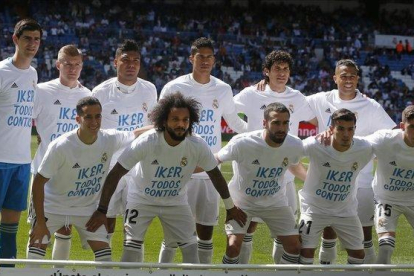 Los jugadores del Real Madrid, con las camisetas dando ánimos a Iker Casillas que lucieron al inicio del partido de este domingo en el Bernabéu.-PAUL WHITE (AP)