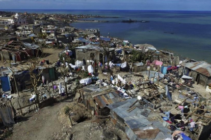 Vista aérea de la destrucción provocada por el huracán Matthew en Jeremie, a 188 kilómetros al oeste de Puerto Príncipe, el 10 de octubre.-AFP / NICOLAS GARCIA