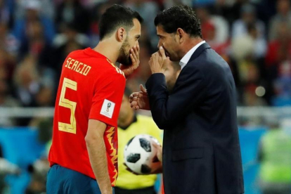 Hierro y Busquets charlan durante el duelo de España contra Marruecos en Kaliningrado.-REUTERS