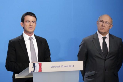El primer ministro Manuel Valls, junto al ministro de Finanzas, Michel Sapin (derecha), en el Elíseo.-AFP / PHILIPPE WOJAZER