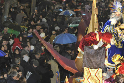Los Reyes Magos durante la cabalgata celebrada ayer en Soria. / VALENTÍN GUISANDE-