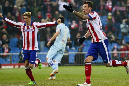 Mandzukic y Torres (detrás) celebran el gol del croata ante el Granada en el Calderón.-Foto: AFP / DANI POZO