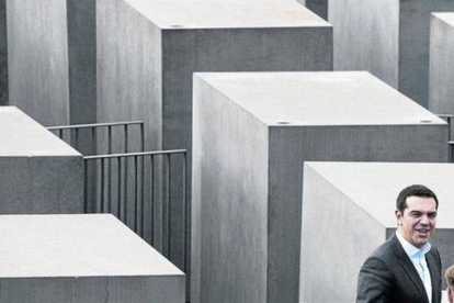 El primer ministro griego, Alexis Tsipras, visita el memorial a las víctimas del Holocausto en Berlín.-Foto:   AP / MICHAEL SOHN