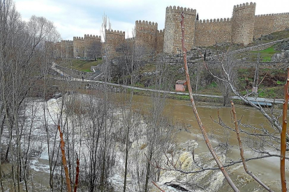 Crecida del río Adaja a su paso por la capital abulense, con las murallas al fondo.-A. GARCÍA