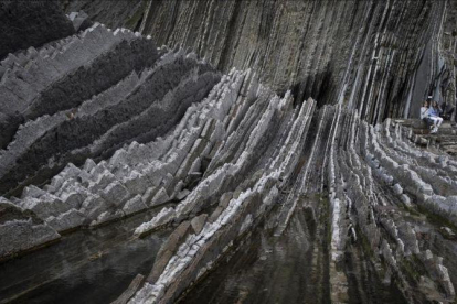 Vista del 'flysch' de la playa de la localidad guipuzcoana de Zumaia, donde ya ha desembarcado el equipo técnico de 'Juego de tronos'.-JAVIER ETXEZARRETA / EFE