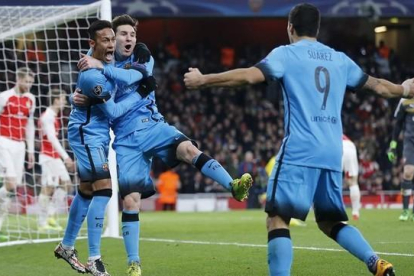 Messi ,Neymar y Suárez festejan el gol del argentino al Arsenal tras un sensacional contragolpe.-AP / FRANK AUGSTEIN