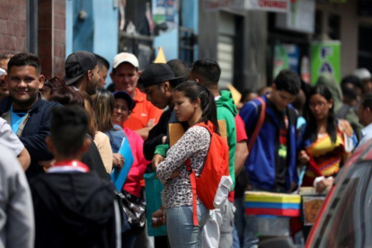 Inmigrantes venezolanos buscan tramitar sus permisos de residencia en Perú.-REUTERS