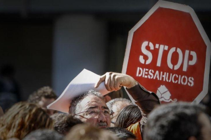 Manifestación de la Plataforma de Afectados por la Hipoteca (PAH) en Valencia después del fallo del Tribunal de la UE sobre los desahucios, en el 2013.-MIGUEL LORENZO