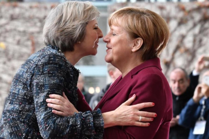La primera ministra británica, Theresa May (izquierda) saluda a la cancillera alemana, Angela Merkel, en una imagen de archivo.-AFP / JOHN MACDOUGALL