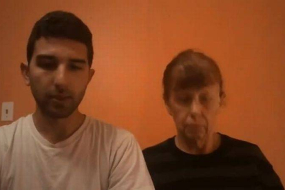 El hermano y la madre de Luke Somers piden clemencia en un vídeo.-Foto: YOUTUBE
