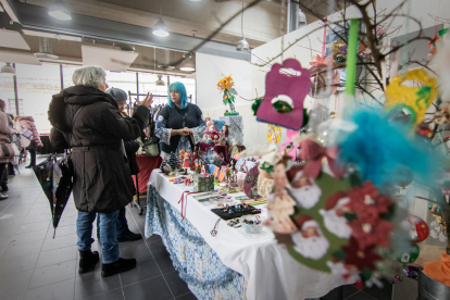 El Mercado de Artesanos está abierto en el mercado municipal hasta el 11 de diciembre. GONZALO MONTESEGURO