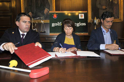 Barrio, Andrés y López en la firma del convenio para fomentar el golf entre los escolares. / Valentín Guisande-