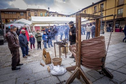 Feria de artesanía de Berlanga, con la demostración de un forjador de hierro.-MARIO TEJEDOR