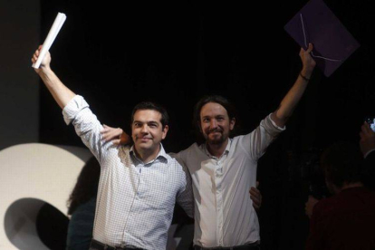 Alexis Tsipras y Pablo Iglesias durante el acto de clausura de la Asamblea Ciudadana de Podemos de noviembre.-Foto: AGUSTÍN CATALAN