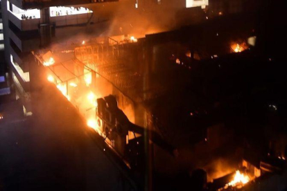 Incendio en un restaurante de Bombay.-AFP