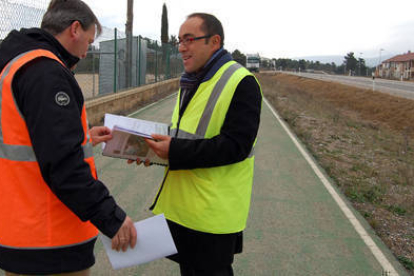 Eduardo Rubio y Luis Rey, en el carril bici anexo a la Ciudad Deportiva del Numancia. / AYUNTAMIENTO DE SORIA-