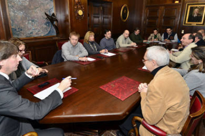 Una de las reuniones entre el alcalde de Soria y la concejala de personal y los representantes de los trabajadores afectados por la supresión del seguro médico. / ÁLVARO MARTÍNEZ-