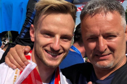 Rakitic junto al cantante filonazi Thompson. /-PERIODICO