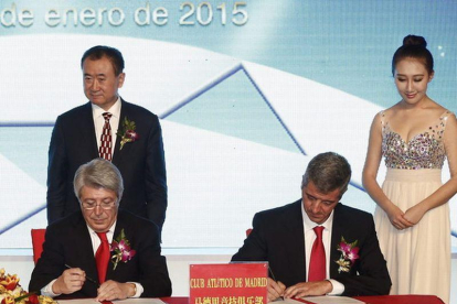 La firma del acuerdo de venta del 20% de las acciones del Atlético entre Wang Jianlin (director y fundador de Wanda Group), Enrique Cerezo y Miguel Ángel Gil.-ROLEX DELA PENA (EFE)