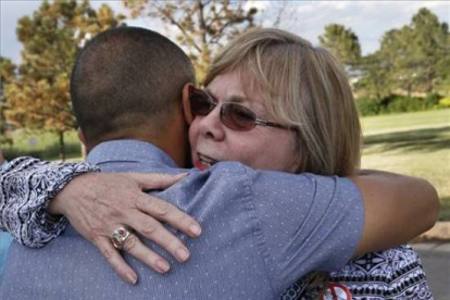 La señora Sandy Phillips, cuya hija fue asesinada por James Holmes en julio de 2012, celebra con un abrazo la resolución del juicio.-Foto:   AP / BRENNAN LINSlLEY