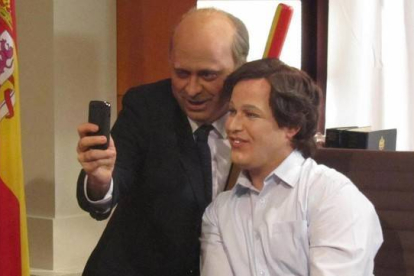 El 'selfie' del ministro Jorge Fernández Díaz (Cesc Casanovas) y el pequeño Nicolás (Ivan Labanda), en 'Polònia' (TVE-3).-