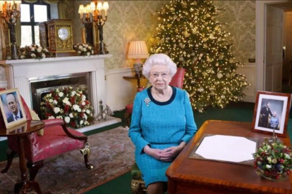 La reina Isabel II, en el mensaje de Navidad que esta tarde difundirán los medios británicos.-AFP / YUI MOK