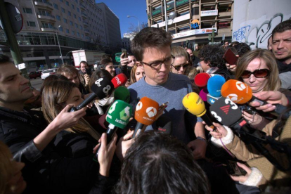 Íñigo Errejón tras la reunión sobre propuestas de documentos políticos, celebrada a puerta cerrada.-DAVID CASTRO