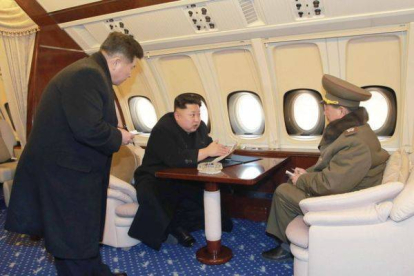 El dictador norcoreano, en el interior remodelado de su avión.-Foto: KCNA / EFE