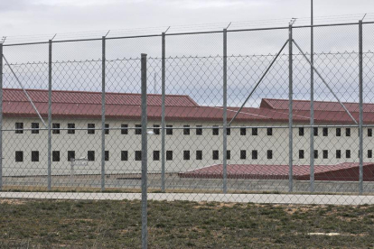 Exterior del nuevo centro penitenciario, cuya apertura al menos parcial está prevista para este año.-VALENTÍN GUISANDE
