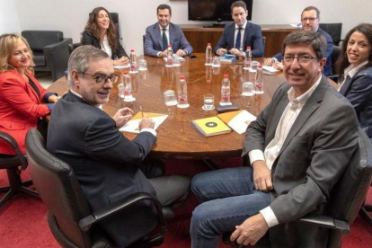 Los equipos negociadores de Partido Popular y Ciudadanos  encabezados por Juanma Moreno  c  y Juan Marin  2d  al comienzo de la segunda reunion que mantuvieron el pasado martes en el Parlamento andaluz.-EFE/ JULIO MUÑOZ