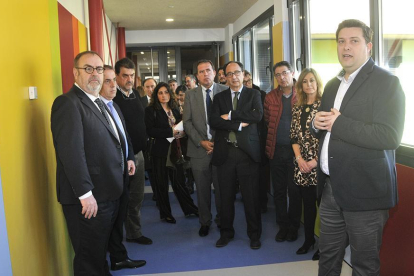 Representantes políticos y de la comunidad educativa visitan la ampliación.-VALENTÍN GUISANDE