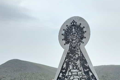 Detalle de la imagen de la Virgen de los Milagros recién colocada en el Moncayo. HDS