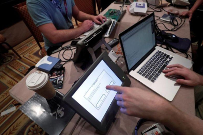Piratas informáticos intentan acceder y cambiar los datos a la replica del sistema electoral durante el congreso Def Con en Las Vegas.-STEVE MARCUS (REUTERS)