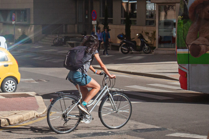 Una joven en bicicleta estos días de calor. MARIO TEJEDOR