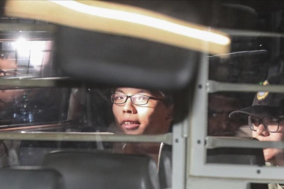 Joshua Wong, a la salida del tribunal, hacia la cárcel, este jueves 17 de agosto.-EFE / TSE WING YIU
