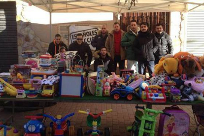 Una asociación xenófoba reparte juguetes "solo para niños españoles" en un municipio de Madrid.-Foto: ATLAS