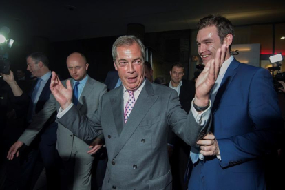 Nigel Farage, eufórico en la sede de su partido.-EFE