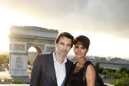 Halle Berry y Oliver Martínez en París.-GTRES