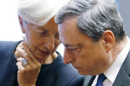 La directora gerente del FMI, Christine Lagarde, habla con el presidente del BCE, Mario Draghi, este jueves en Luxemburgo.-Foto: REUTERS