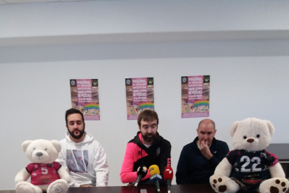 Ocón, Moreno y Cabrerizo en la presentación de la acción solidaria ‘lluvia de peluches’. T.R.