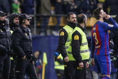 Piqué se dirige enfadado al palco del Estadio de la Cerámica tras el empate entre Villarreal y Barça.-MIGUEL LORENZO