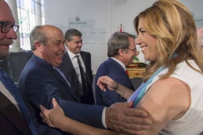 La presidenta de Andalucía, Susana Díaz, saluda al alcalde de Granada, José Torres Hurtado, el pasado día 29.-Foto: EFE/ JULIO MUÑOZ
