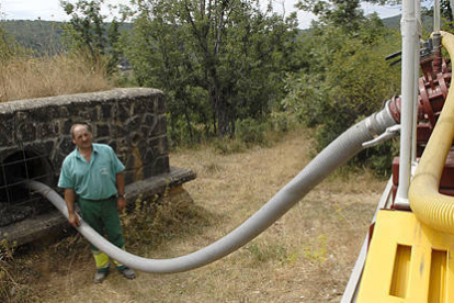 Una cisterna de la Diputación rellena el depósito de Molinos durante las cíclicas carestías. / VALENTÍN GUISANDE-