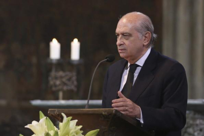 El ministro del Interior español, Jorge Fernandez Díaz, durante el funeral de Estado en memoria de las víctimas de Germanwings celebrado en Colonia.-EFE / OLIVER BERG