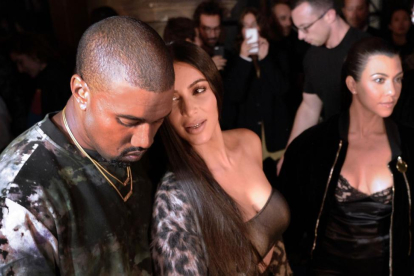 Kim Kardashian, junto a su marido, Kanye West, en París.-AFP / ALAIN JOCARD