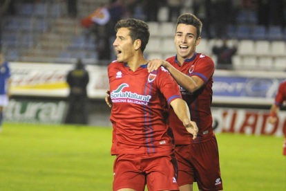 Alegría y David Concha celebran el gol del triunfo ante el Oviedo.-Diego Mayor