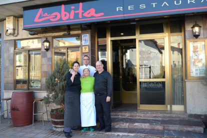 Miembros del restaurante La Lobita.-