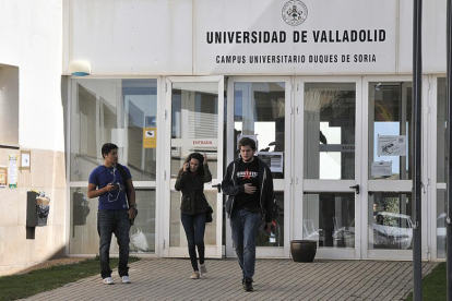Estudiantes universitarios en el Campus de Soria.-VALENTÍN GUISANDE
