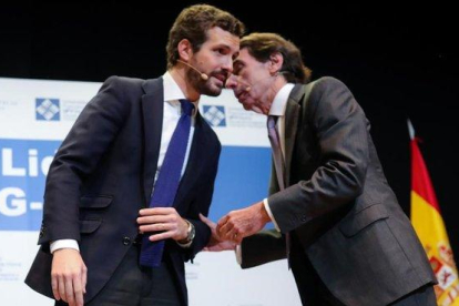 Pablo Casado y José María Aznar, este martes, en el auditorio de la Universidad Francisco de Vitoria, en Madrid.-EUROPA PRESS